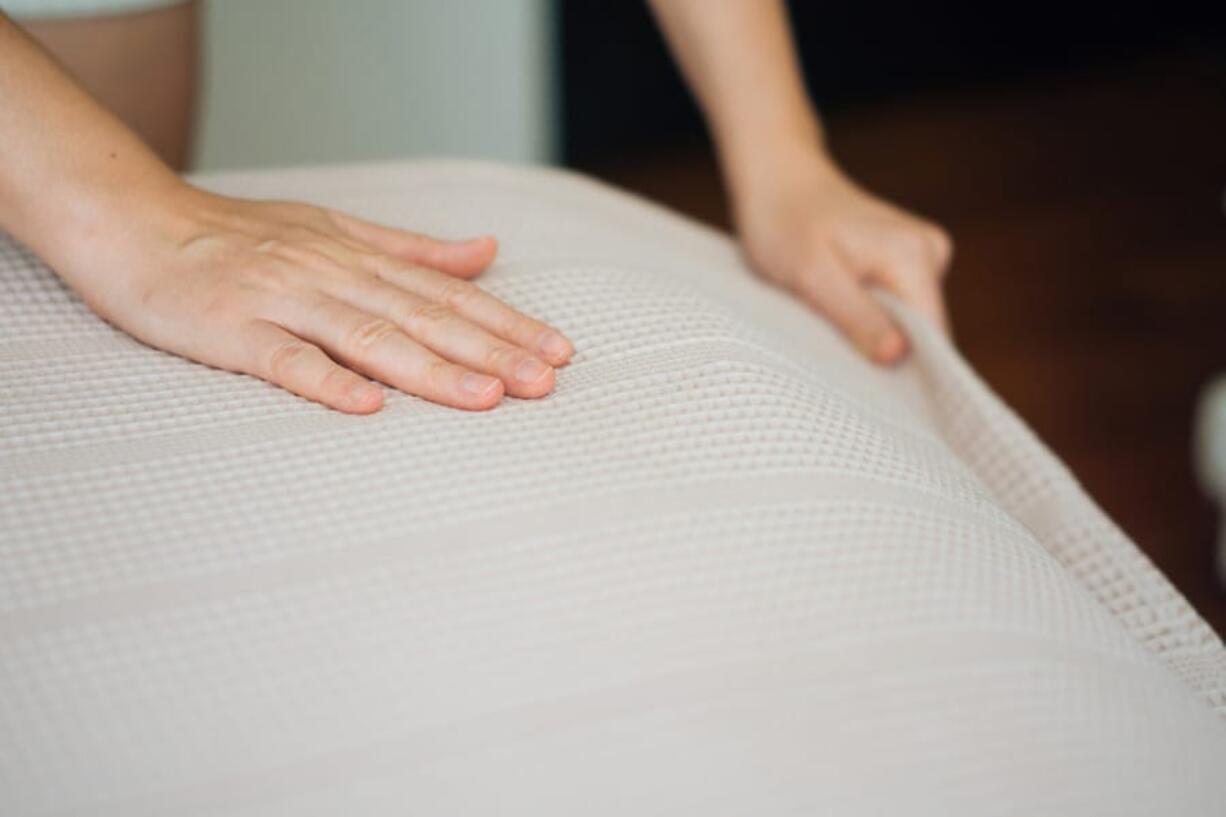 Putting on a fitted sheet can be difficult, especially when alone. The wider the bed, the more difficult it is to eyeball the sheet and deduce the proper orientation.