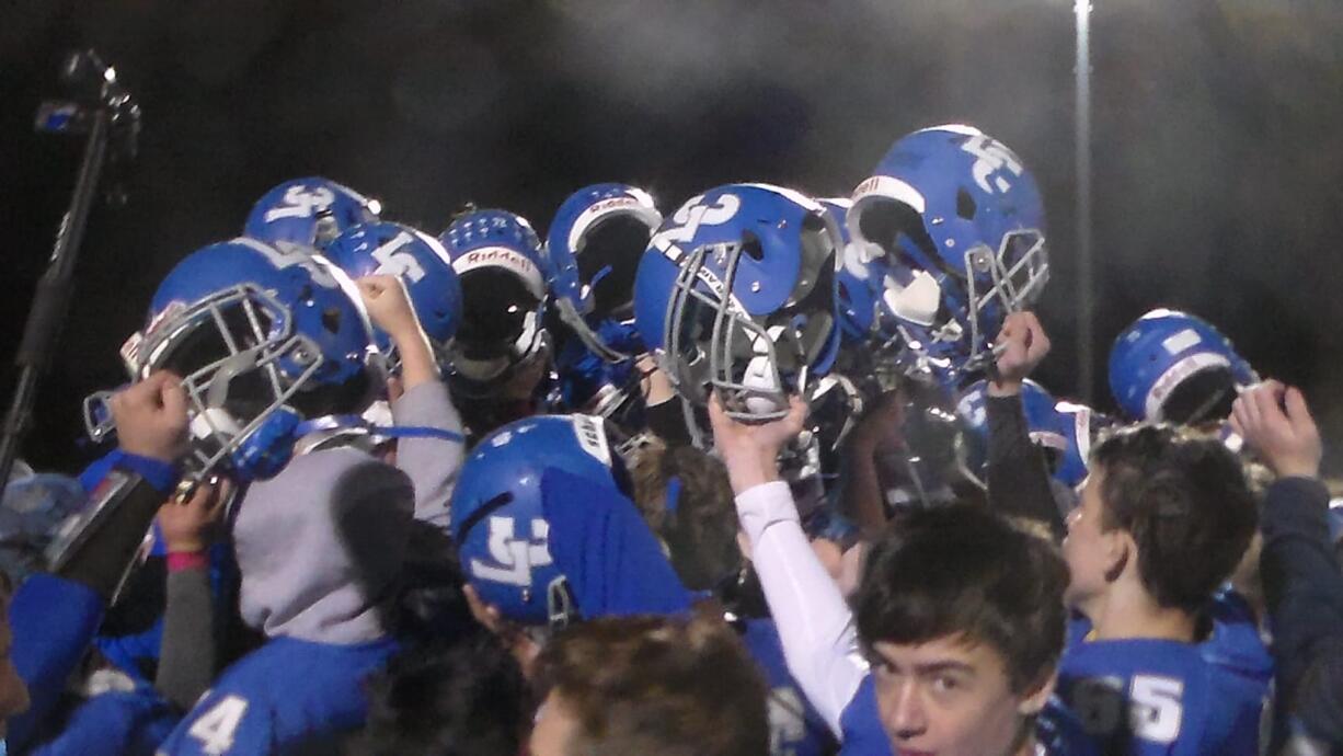 The La Center Wildcats celebrate their 28-14 win over Columbia-White Salmon (Tim Martinez/The Columbian)