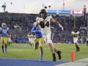 Oregon State tight end Teagan Quitoriano (84) makes a touchdown catch against UCLA during the first half of an NCAA college football game Saturday, Oct. 5, 2019, in Pasadena, Calif.