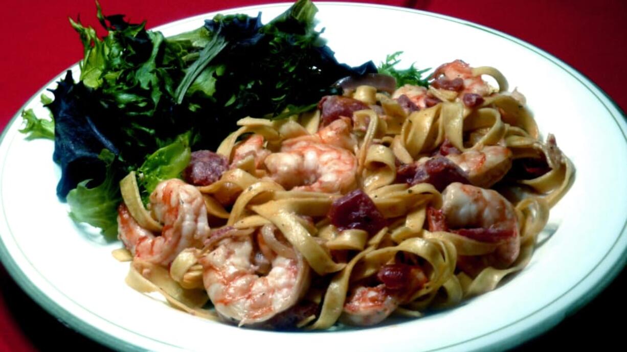 Italian Shrimp and Vodka Linguine with Radicchio and Romaine Salad (Linda Gassenheimer/TNS)