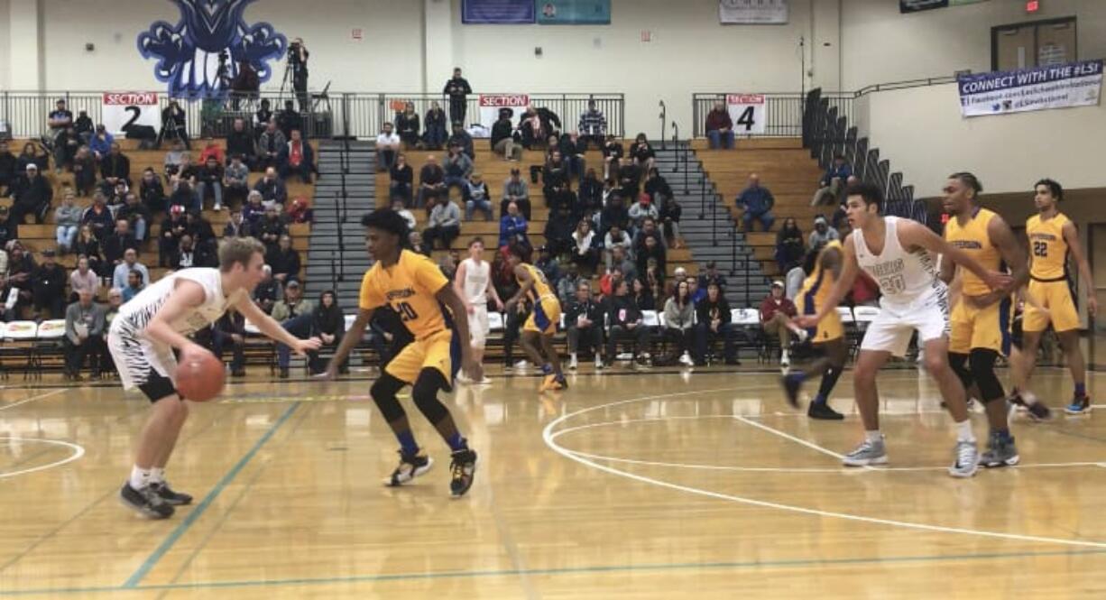 Brendan Beall (left) led Battle Ground with 18 points Thursday.