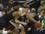 Oregon&#039;s Chris Duarte, right, steals the ball from Southern California&#039;s Daniel Utomi, back, and Elijah Weaver during the first half of an NCAA basketball game in Eugene, Ore., Thursday, Jan. 23, 2020.