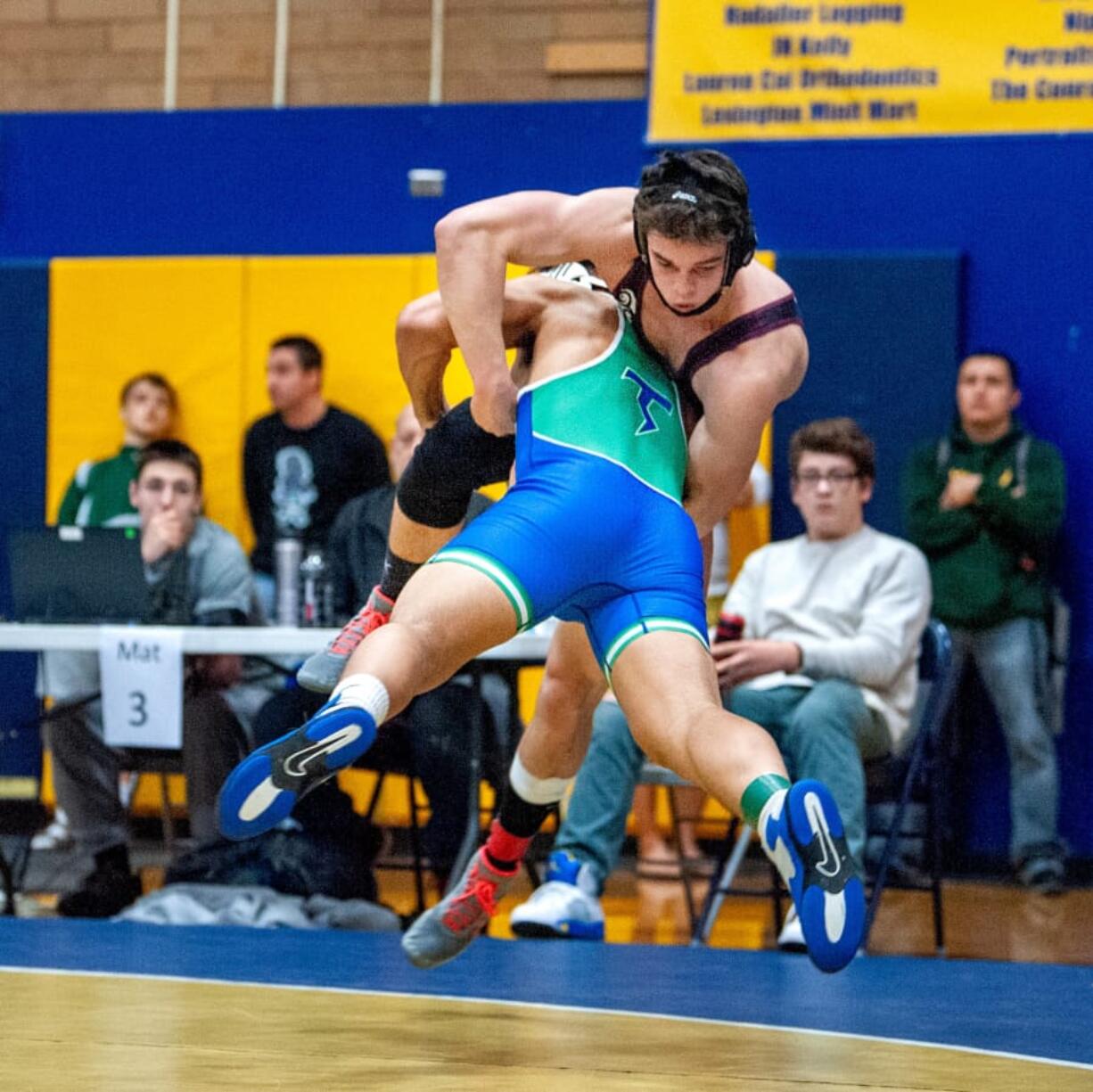 Mountain View&#039;s Va Ili launches himself at Mercer Island&#039;s Colin Farrell in their 182-pound final.