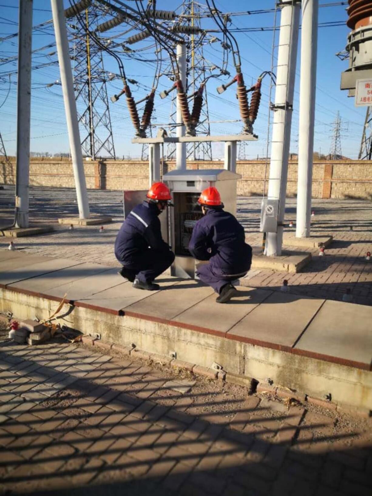 Workers for State Grid, China&#039;s state utility company, work in the field using RealWear&#039;s augmented-reality headset.