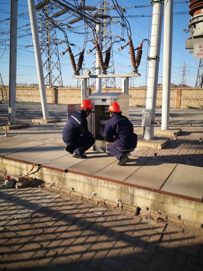 Workers for State Grid, China&#039;s state utility company, work in the field using RealWear&#039;s augmented-reality headset.