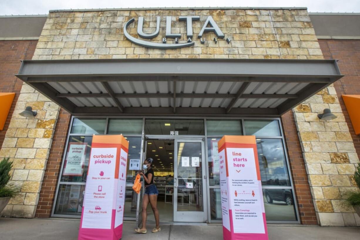 Un cliente sale de la tienda Ulta Beauty en The Shops at Park Lane en Dallas el 26 de mayo de 2020. Ulta Beauty es conocida por permitir que los clientes prueben productos de maquillaje abiertos, pero el gigante de la tienda ha reabierto en Texas con medidas de seguridad actualizadas para ayudar a prevenir la propagaciJPYn de COVID-19. (Lynda M.