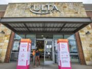 Un cliente sale de la tienda Ulta Beauty en The Shops at Park Lane en Dallas el 26 de mayo de 2020. Ulta Beauty es conocida por permitir que los clientes prueben productos de maquillaje abiertos, pero el gigante de la tienda ha reabierto en Texas con medidas de seguridad actualizadas para ayudar a prevenir la propagaciJPYn de COVID-19. (Lynda M.