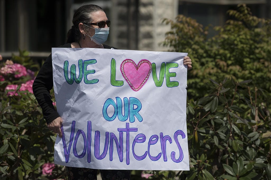 Guest services concierge Sharon Guajardo greets volunteers during a motorcade at PeaceHealth Southwest Medical Center in June 2020.