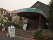 A sign outside Beaches restaurant notifies customers of the state face mask mandate.