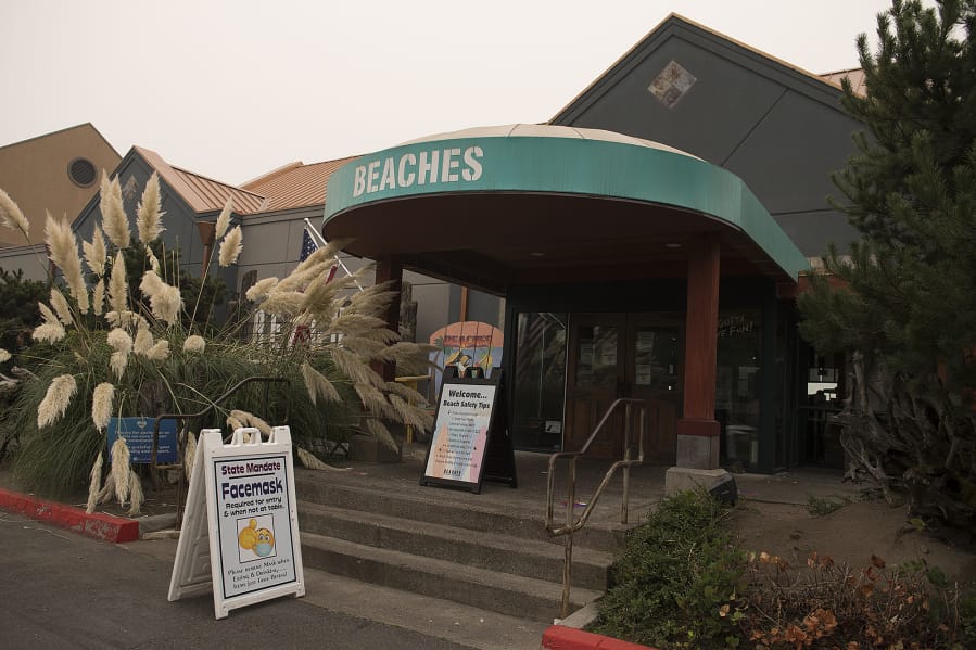 A sign outside Beaches restaurant notifies customers of the state face mask mandate.