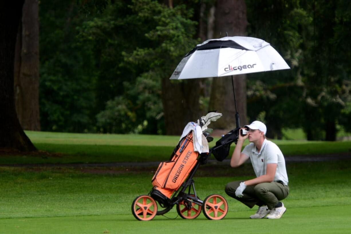 Spencer Tibbits uses a range finder to find his distance from the ninth hold on the second day of the Royal Oaks Invitational in Vancouver.