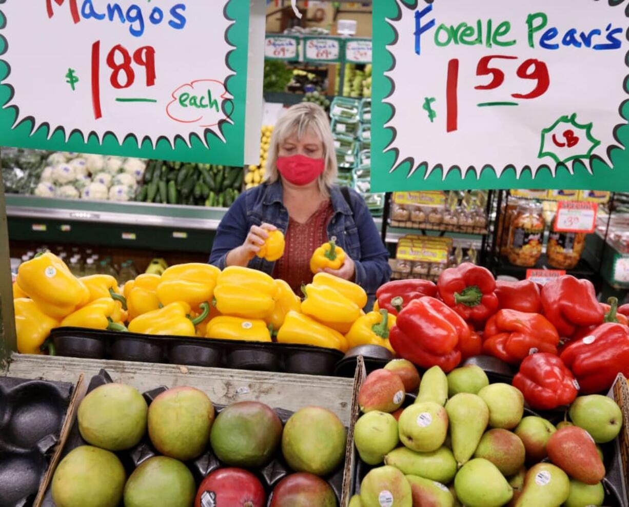 Eva Rosol compra sus alimentos en Nature&#039;s Best, en Westmont, Illinois, el 21 de octubre de 2020.