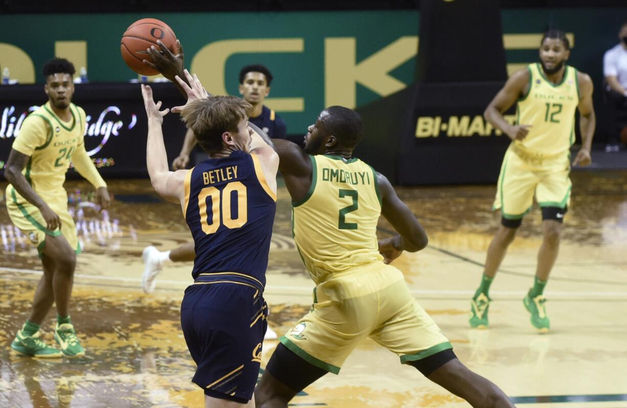 Oregon Ducks forward Eugene Omoruyi (2) steals the ball from California Golden Bears guard Eugene Omoruyi(00) during the first half of their Pac 12 Conference game at Matthew Knight Arena in Eugene, Oregon December 31, 2020.