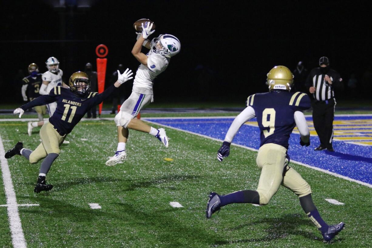 Mountain View's Kevin Chen (9) scores one of his two touchdowns Friday as the Thunder beat Kelso 37-21 (Bob Gaston/Longview Daily News)