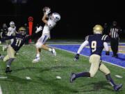 Mountain View's Kevin Chen (9) scores one of his two touchdowns Friday as the Thunder beat Kelso 37-21 (Bob Gaston/Longview Daily News)