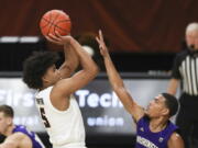 Oregon State&#039;s Ethan Thompson (5) shoots over Washington&#039;s Quade Green, front right, during the first half of an NCAA college basketball game in Corvallis, Ore., Thursday, Feb. 4, 2021.