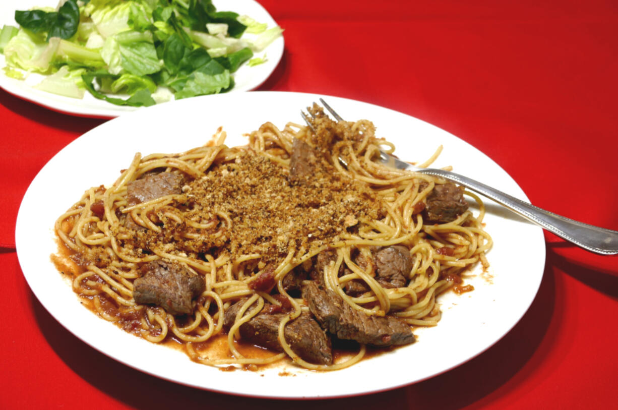 Crispy spaghetti with meat strips.