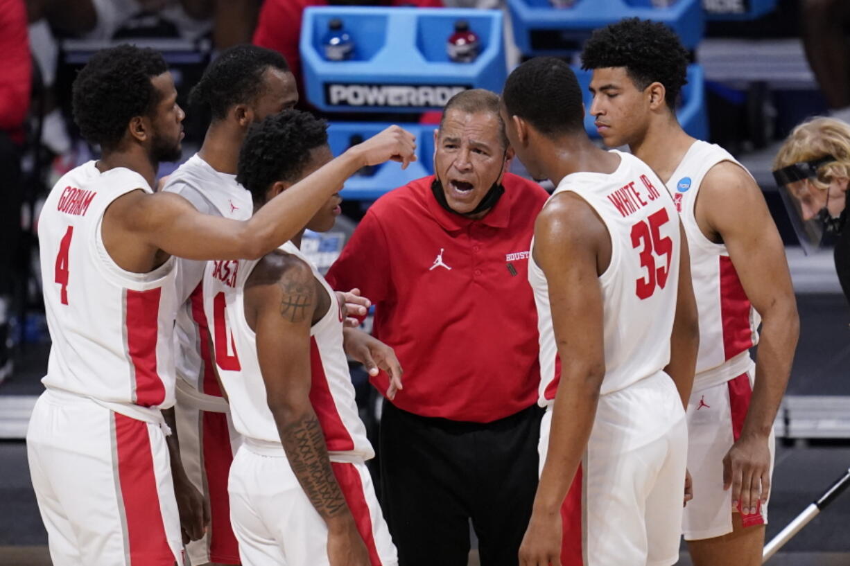 Houston head coach Kelvin Sampson talks to his team in the first half of a Sweet 16 game against Syracuse in the NCAA men&#039;s college basketball tournament at Hinkle Fieldhouse in Indianapolis, Saturday, March 27, 2021.