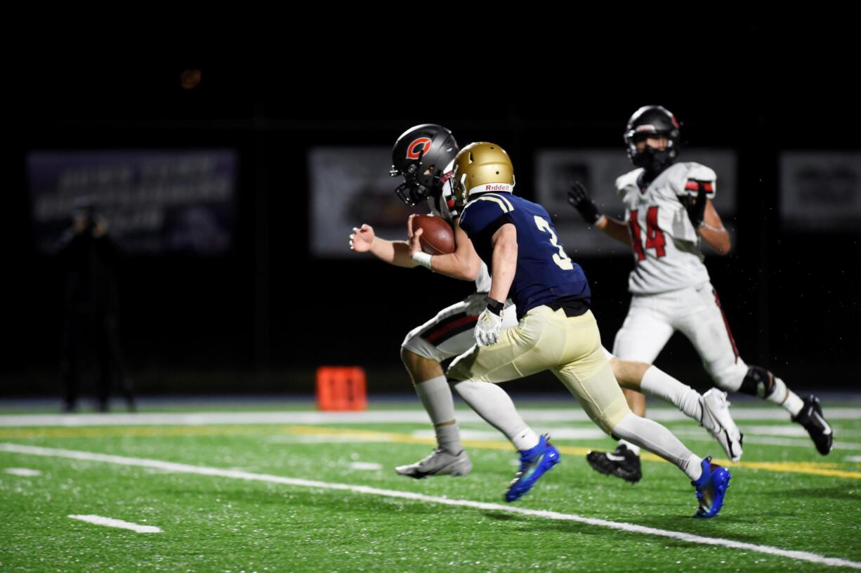 Camas' Jake Blair runs for one of his three touchdowns during Camas' 40-32 win over Kelso (Jordan Nailon/Longview Daily News)