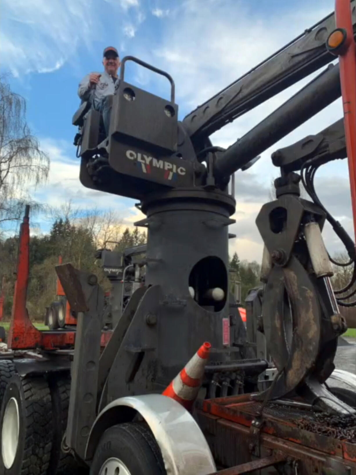 WOODLAND: Jim Morris demonstrates how the grappling system on his truck lifts heavy logs and places them on the truck's loading bed.