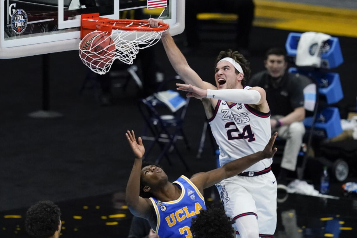 Gonzaga forward Corey Kispert (24) dunks the ball over UCLA guard David Singleton, left, during the second half of Saturday&#039;s NCAA semifinal in Indianapolis.