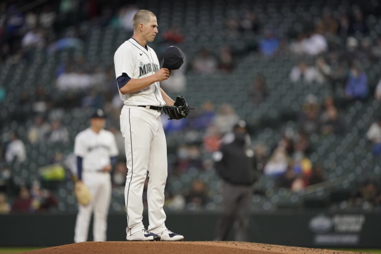 Seattle Mariners starting pitcher Chris Flexen pauses on the mound during the third inning of the team&#039;s baseball game against the San Francisco Giants, Saturday, April 3, 2021, in Seattle. (AP Photo/Ted S.