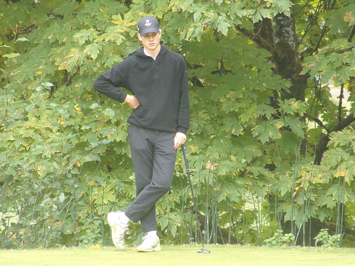 Camas' Eli Huntington waits his turn to putt on No. 18 at Lewis River during the 4A district golf tournament on Tuesday, Oct.