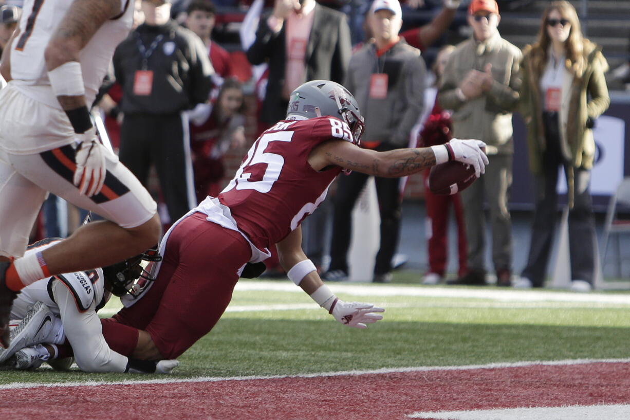 Washington State wide receiver Lincoln Victor, right, reaches for a touchdown while tackled by Oregon State defensive back Akili Arnold during the second half of an NCAA college football game against Oregon State, Saturday, Oct. 9, 2021, in Pullman, Wash.