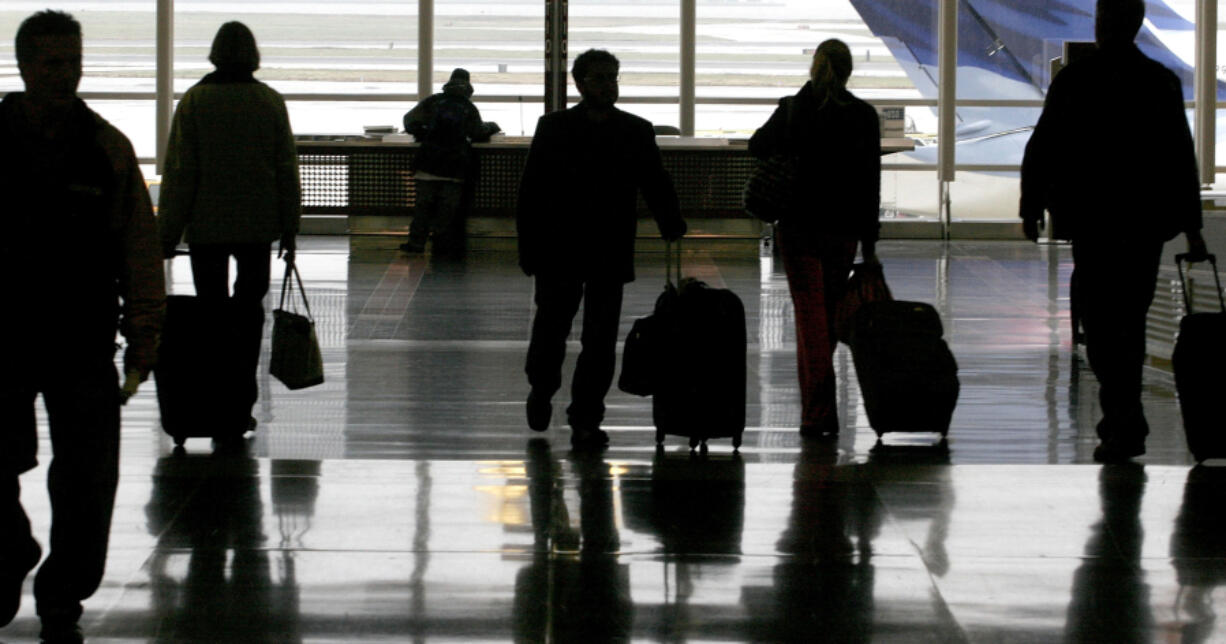 Holiday travelers, wanting to beat the rush before Thanksgiving, arrive and depart Nov. 22, 2005, from Ronald Reagan Washington National in Arlington, Va.