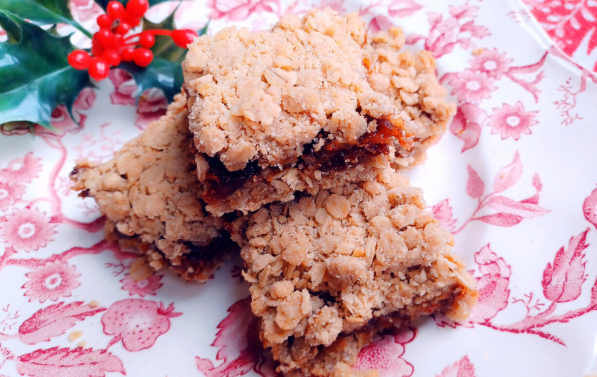 These festive fig bars feature oatmeal shortbread layered with fig and apple filling.