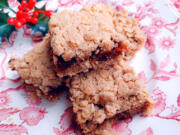 These festive fig bars feature oatmeal shortbread layered with fig and apple filling.