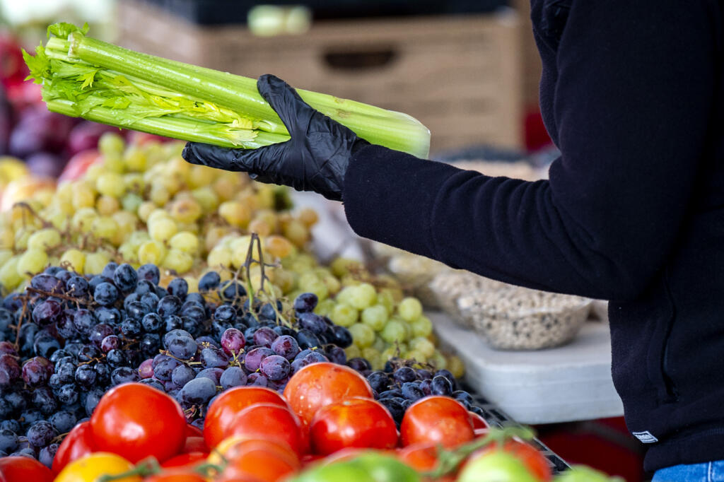 An expiring state tax credit could deal a blow to farmers markets in Washington.