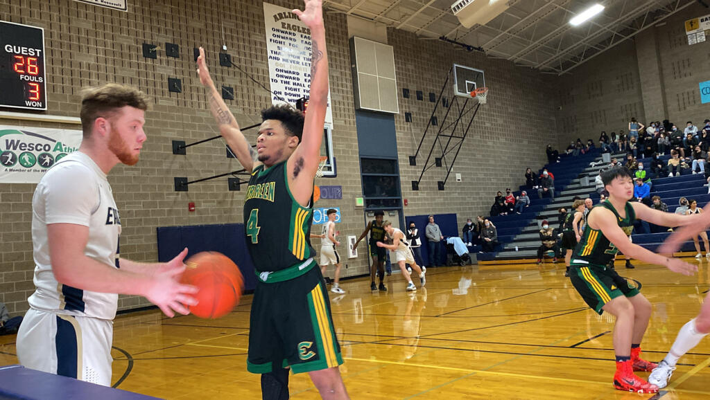 Evergreen’s Delo Doutrive (4) defends an Arlington inbounds pass during Tuesday’s regional play-in game at Arlington.