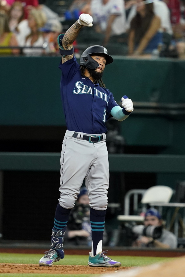 Mariners win 13th in row top Rangers 3 2 in 10 innings The