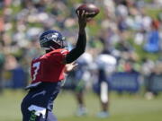 Seattle Seahawks quarterback Geno Smith passes during NFL football practice Wednesday, Aug. 3, 2022, in Renton, Wash. (AP Photo/Ted S.