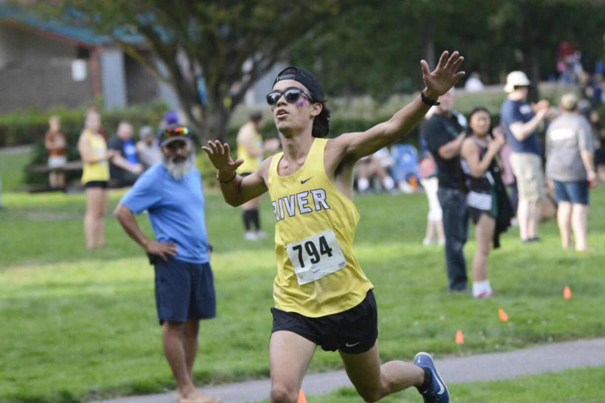 Columbia River's Neftali Menendez races to victory in a three-team cross country meet Wednesday at Vancouver Lake Park. His winning time over the 5,000-meter course was 16 minutes, 35.74 seconds.