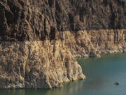 A boater gets an up-close view of the ???bathtub ring??? on Lake Mead ??? evidence of its low water level ??? while touring Hoover Dam. (Allen J.