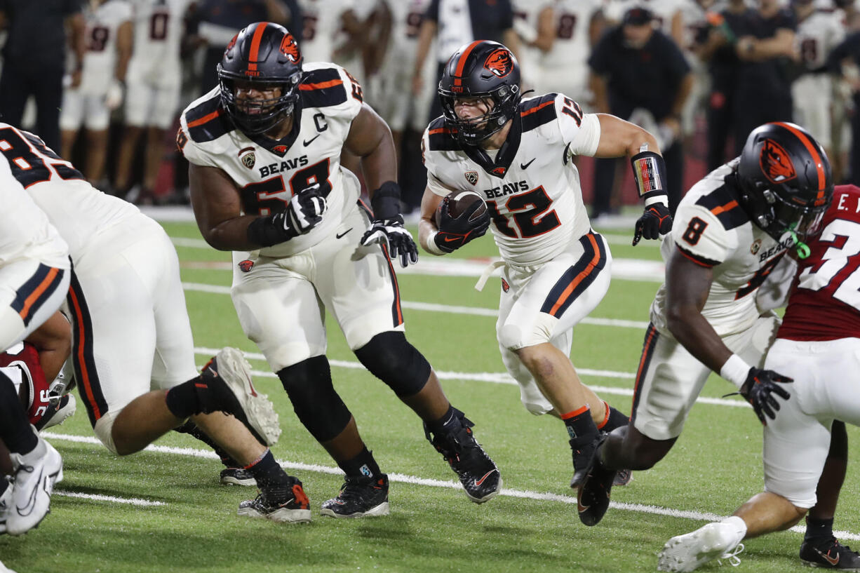 Oregon State linebacker Jack Colletto, who also plays on offense, carries the ball for a touchdown against Fresno State during the first half of an NCAA college football game in Fresno, Calif., Saturday, Sept. 10, 2022.