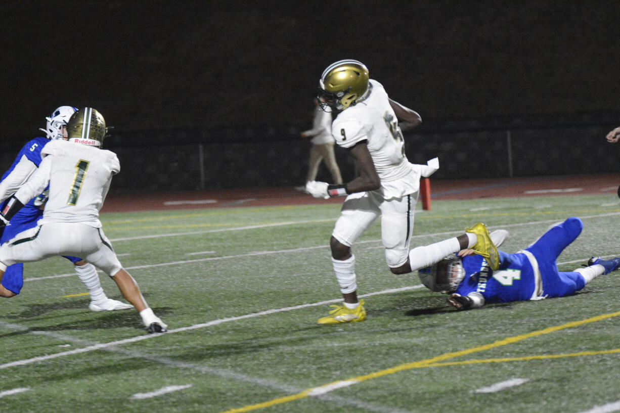 Evergreen’s Arthur Ban (9) slips out of a tackle by Mountain View’s Cash Cook (4) on his way to a 41-yard touchdown pass play during Evergreen’s 20-14 win over Mountain View at McKenzie Stadium on Friday, Sept. 30, 2022.