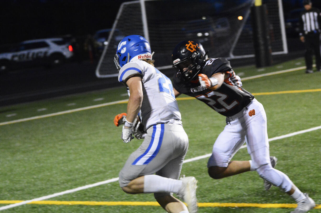 La Center's Levi Giles (left) runs past Kalama's Kaden Stariha for a touchdown during the Wildats' 49-24 win over Kalama on Thursday, Sept. 15, 2022.