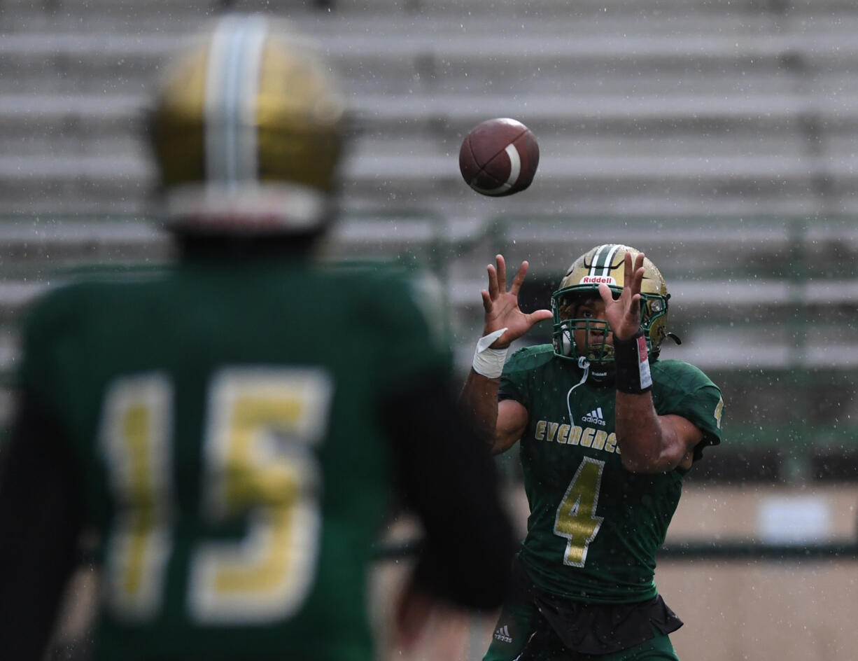 Evergreen senior Jonathan Landry catches the ball Friday, Oct. 21, 2022, during the Plainsmen’s 13-6 loss to Prairie at McKenzie Stadium.