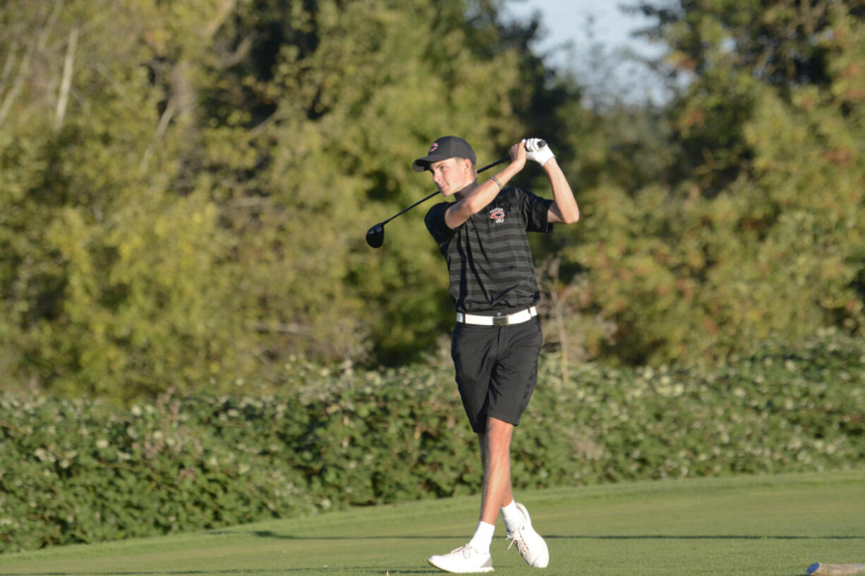 Camas' Eli Huntington tees off on No. 18 at Heron Lakes Golf Course in Portland during the 4A district tournament on Tuesday, Oct. 11, 2022.