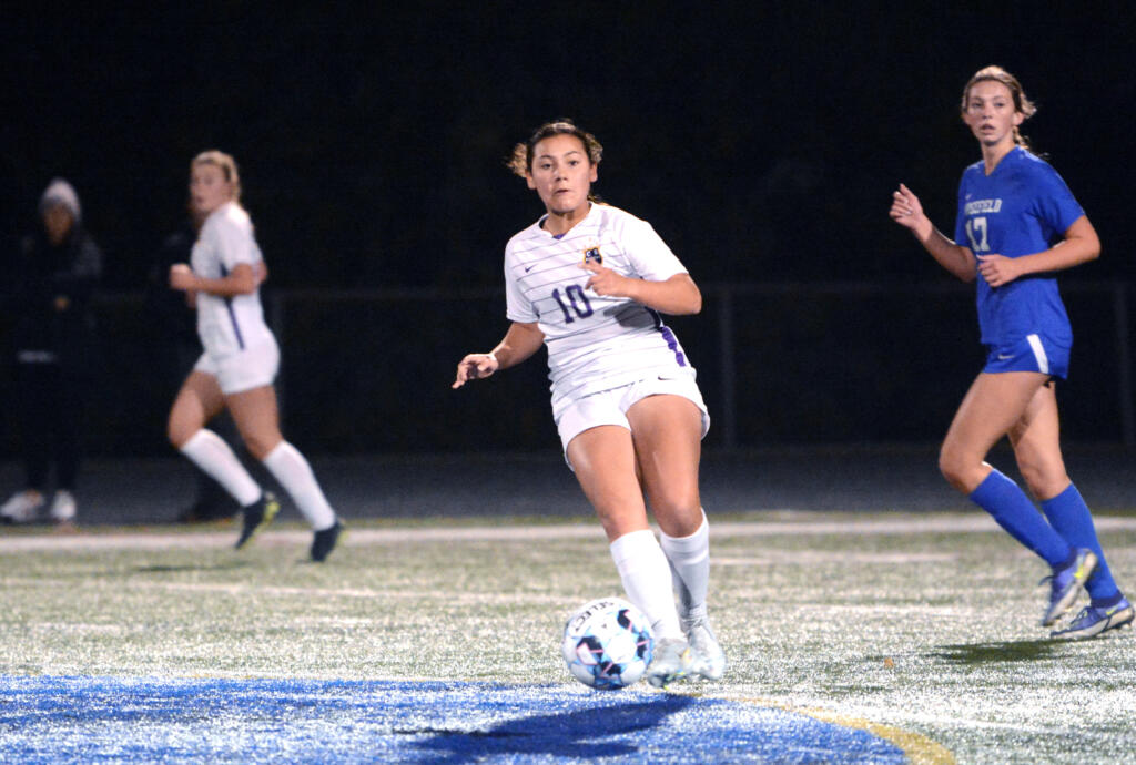 Columbia River’s Andie Buckley flips a pass outside to a teammate during the first half on Oct. 26, 2022, at Ridgefield High School.