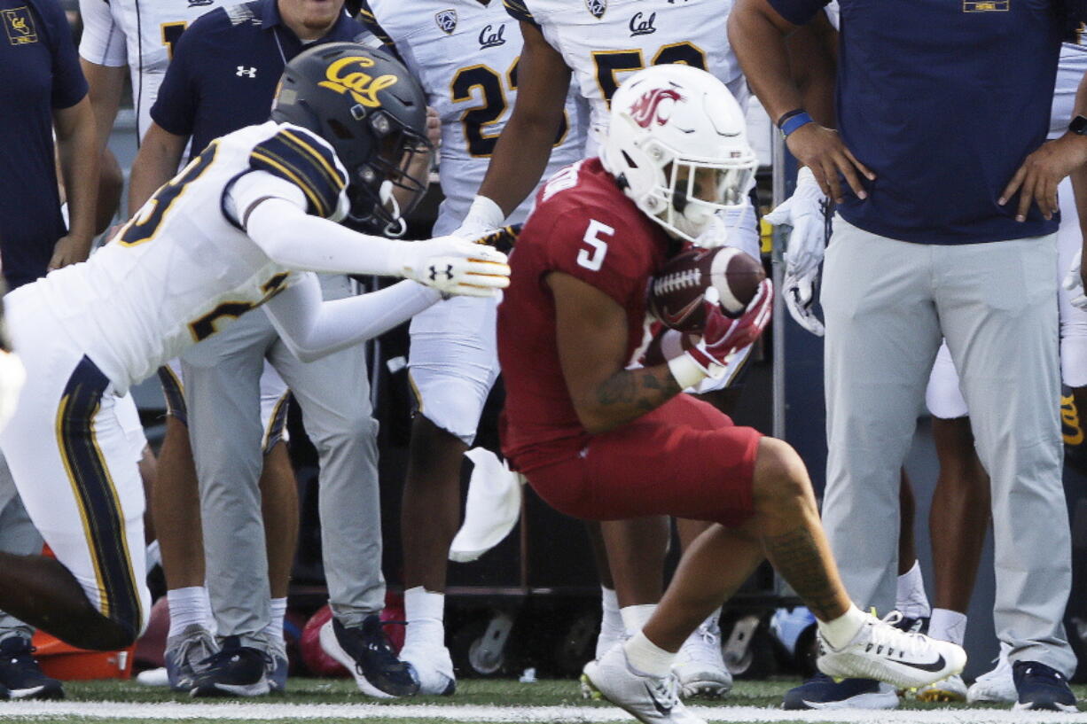 Washington State wide receiver Lincoln Victor, right, catches a pass while defended by California cornerback Jeremiah Earby during the first half of an NCAA college football game, Saturday, Oct. 1, 2022, in Pullman, Wash.