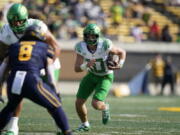 Oregon quarterback Bo Nix (10) runs the ball against California during the first half of an NCAA college football game in Berkeley, Calif., Saturday, Oct. 29, 2022. (AP Photo/Godofredo A.