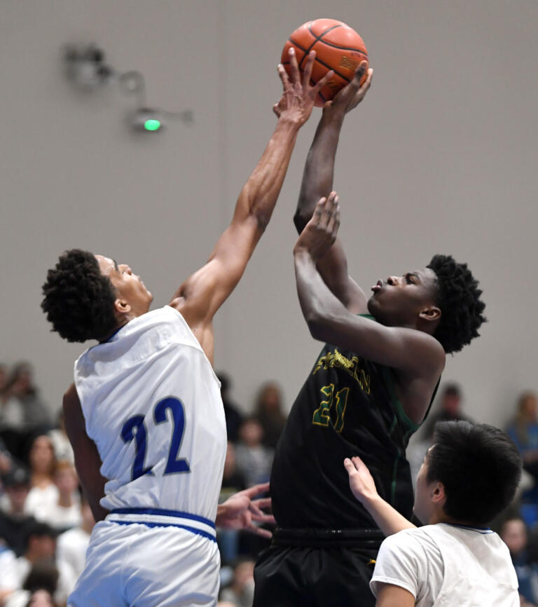 Mountain View senior Ledarius Washington, left, blocks the shot of Evergreen junior Arthur Ban on Tuesday, Nov. 29, 2022, during the Thunder’s 74-60 win against Evergreen at Mountain View High School.