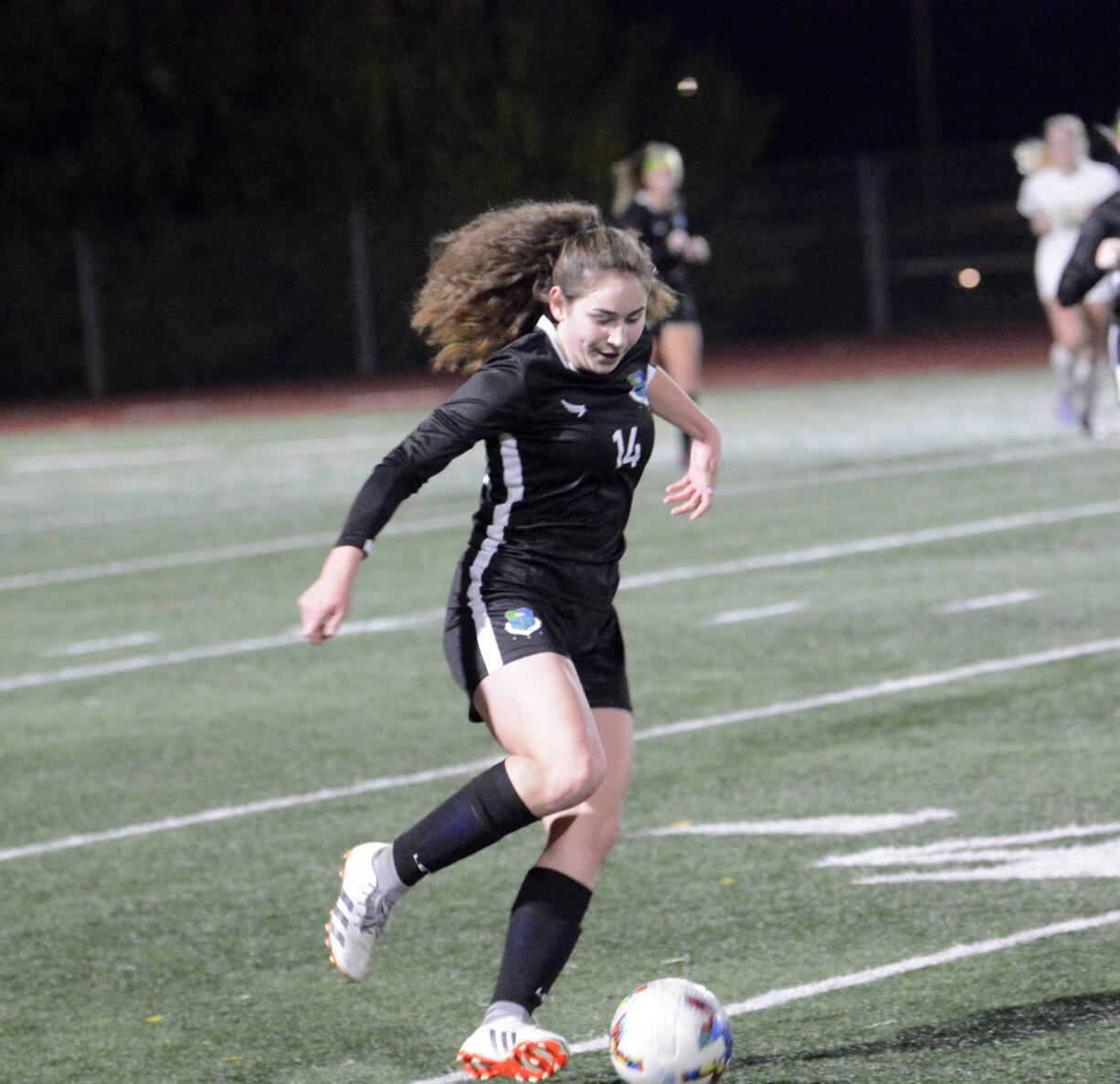 Mountain View's Eva Andrews tries to control the ball during a Class 3A girls soccer state round-of-20 match against Bishop Blanchet at McKenzie Stadium on Tuesday, Nov. 8, 2022.