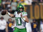 Oregon quarterback Bo Nix throws a pass against California during the first half of an NCAA college football game in Berkeley, Calif., Saturday, Oct. 29, 2022. (AP Photo/Godofredo A.