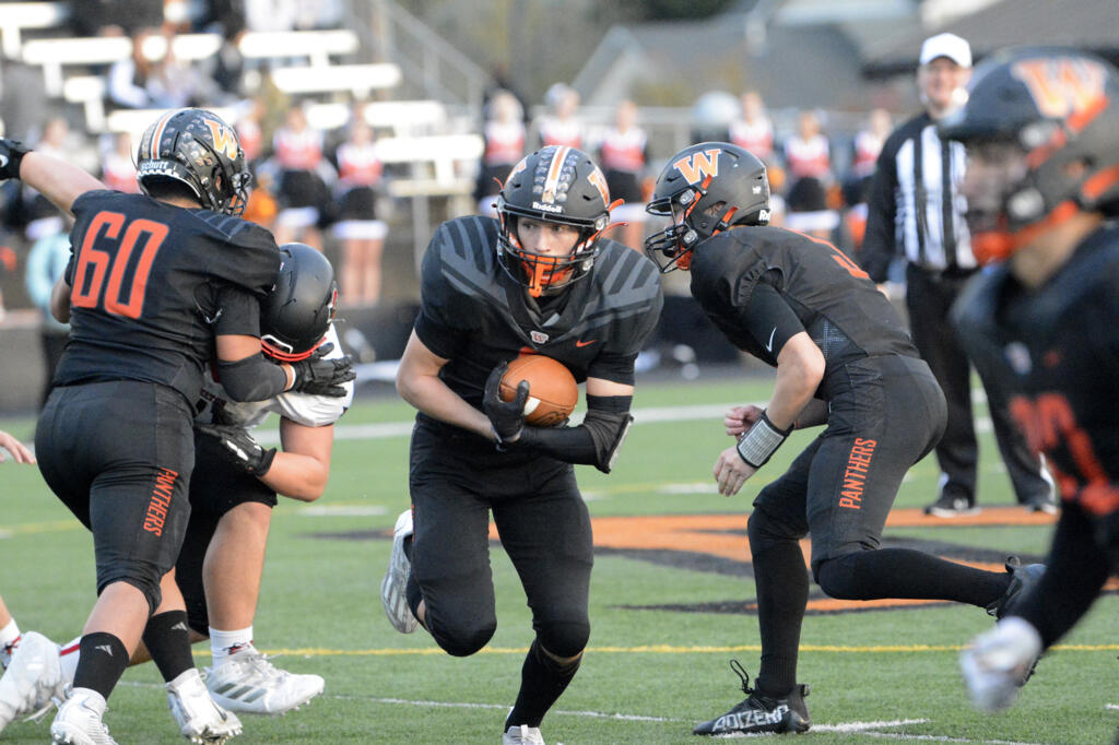 Washougal's Liam Atkin runs with the ball during the Panthers' 38-34 over Shelton in a 2A district playoff in Washougal on Saturday, Nov. 5, 2022.