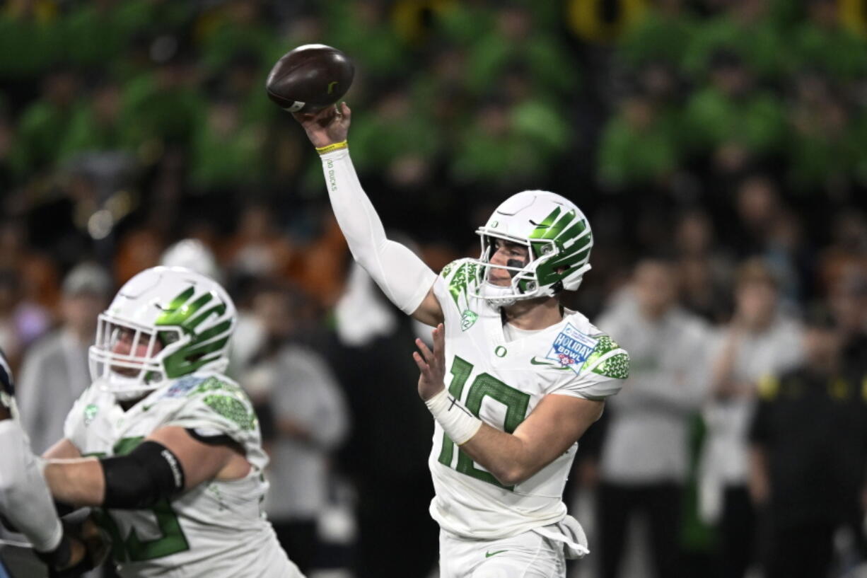 Oregon quarterback Bo Nix (10) passes during the first half of the Holiday Bowl NCAA college football game against North Carolina Wednesday, Dec. 28, 2022, in San Diego.